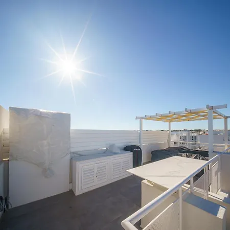 Blue Horizon Seaview With Rooftop And Pool In Apartment Paralimni