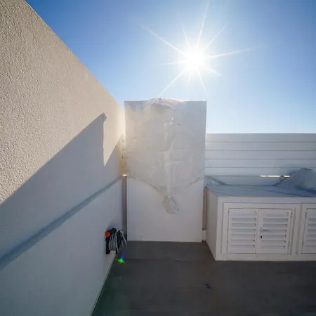 Blue Horizon Seaview With Rooftop And Pool In Lägenhet