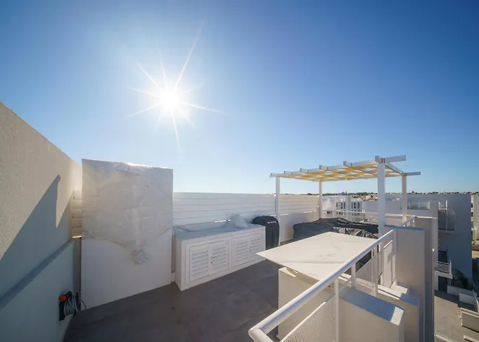 Blue Horizon Seaview With Rooftop And Pool In Apartment Paralimni